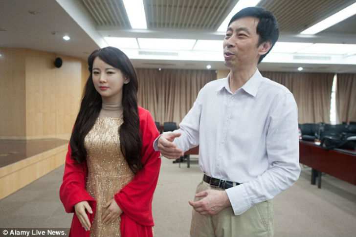 Taip, mano valdove, kaip aš galiu padėti - Kinijoje sukūrė pasiduodančią moterišką robotą