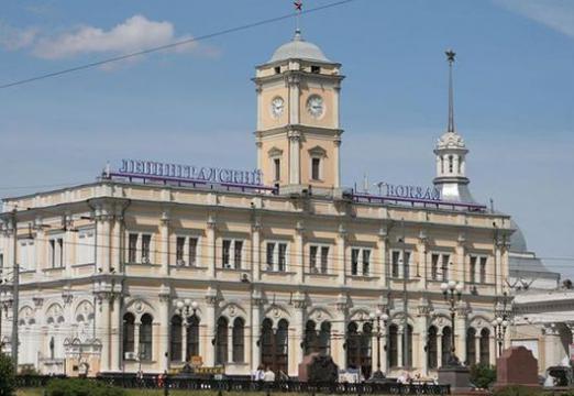 Kaip patekti į Leningrado geležinkelio stotį?